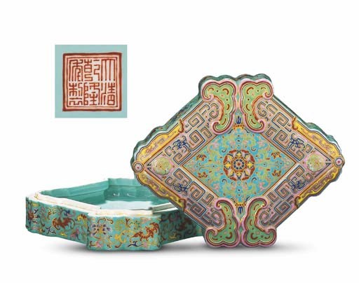 A RARE FAMILLE ROSE TURQUOISE-GROUND LOZENGE-FORM BOX AND COVER