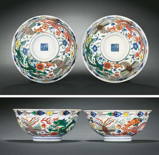 A FINE PAIR OF WUCAI 'DRAGON AND PHOENIX' BOWLS