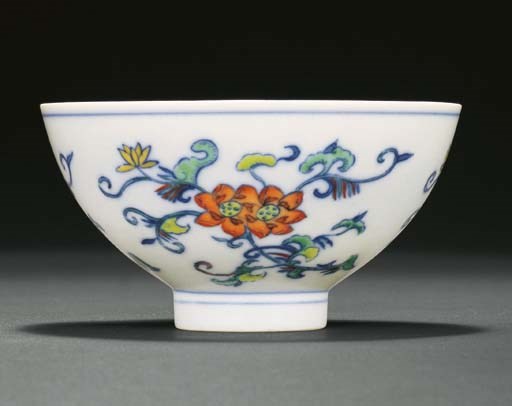 A FINE DOUCAI BOWL