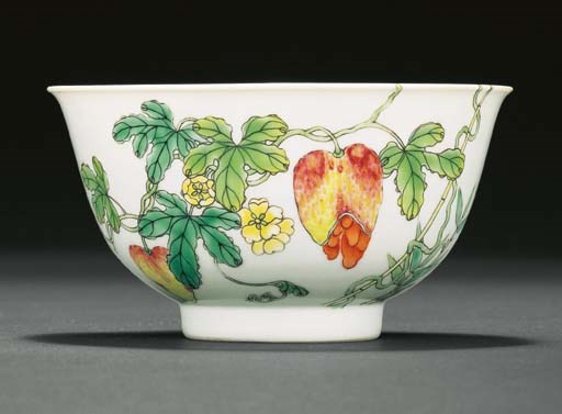 A FINE FAMILLE ROSE BOWL