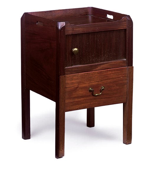 A GEORGE III MAHOGANY TRAY-TOP BEDSIDE COMMODE