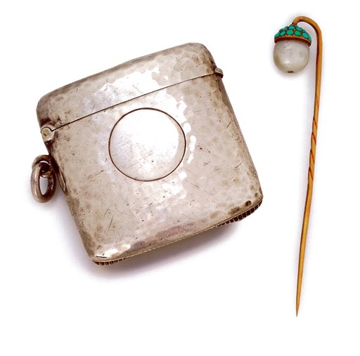 AN EDWARD VII SILVER VESTA CASE AND A VICTORIAN GOLD, PEARL AND TURQUOISE TIE-PIN