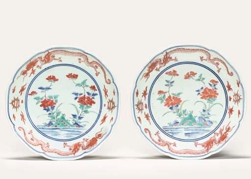 A PAIR OF KAKIEMON-STYLE DISHES