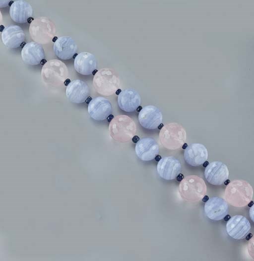 LUNGA COLLANA IN ORO, QUARZO ROSA, CALCEDONIO E ZAFFIRI