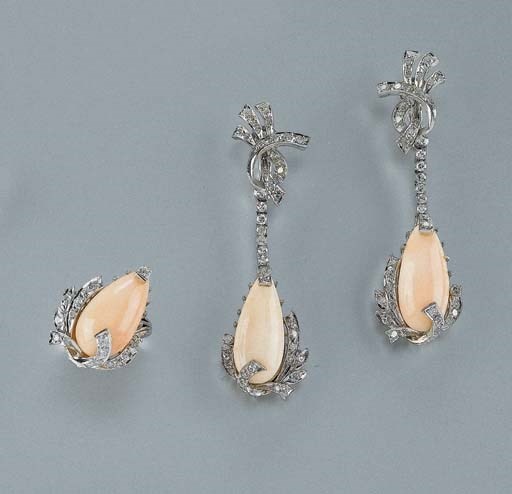 DEMI PARURE IN ORO, CORALLO ROSATO E DIAMANTI