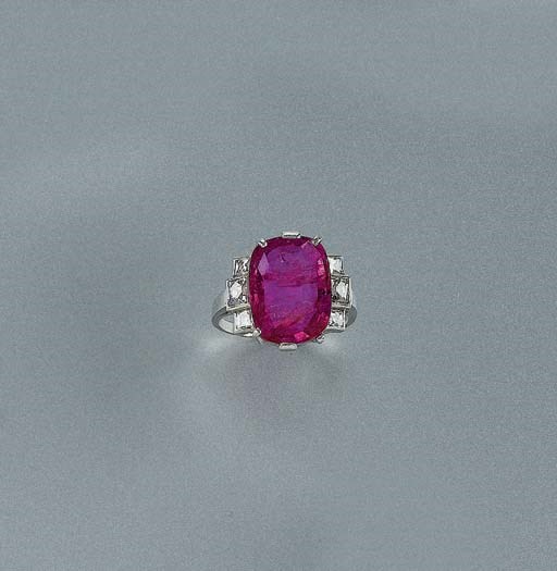 ANELLO IN PLATINO CON RUBINO E BRILLANTI