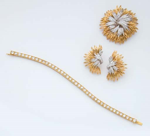 BRACELET LIGNE, PAIRE DE CLIPS D'OREILLES ET BROCHE DIAMANTS