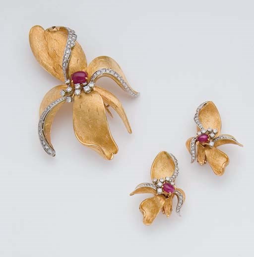 BROCHE ET PAIRE DE CLIPS D'OREILLES RUBIS ET DIAMANTS