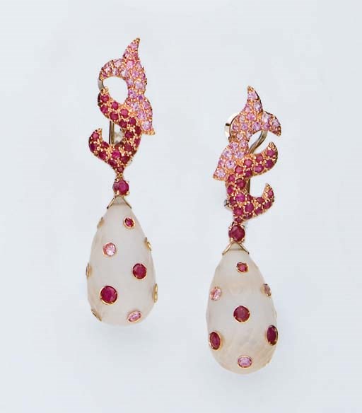 PAIRE DE PENDANTS D'OREILLES CRISTAL DE ROCHE, SAPHIRS ROSES ET RUBIS