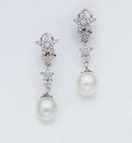 PAIRE DE PENDANTS D'OREILLES PERLES DE CULTURE, CRISTAL DE ROCHE, ONYX ET DIAMANTS