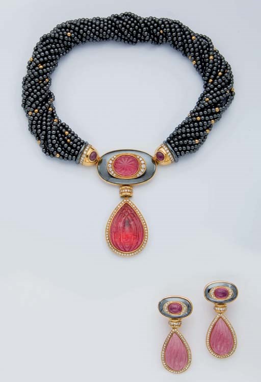 COLLIER ET PAIRE DE PENDANTS D'OREILLES HEMATITE, TOURMALINES ROSES ET DIAMANTS