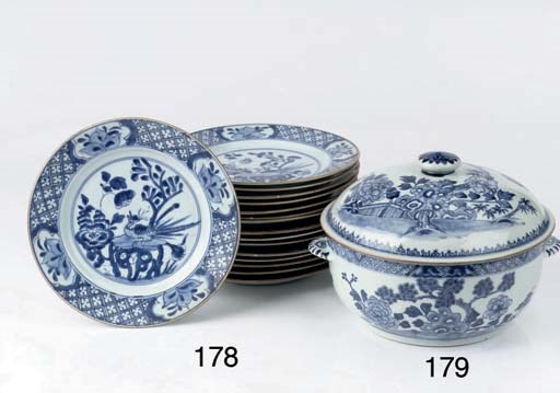 A Chinese blue and white circular tureen and cover