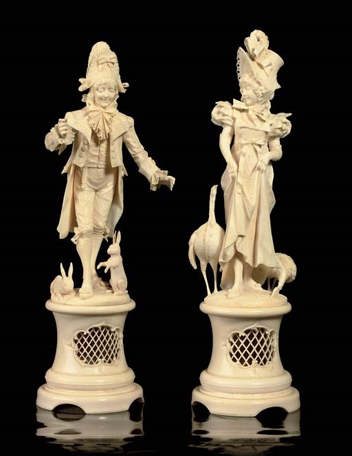 A PAIR OF CARVED IVORY FIGURES