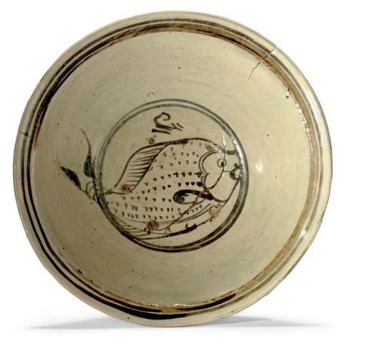 A ceramic bowl with iron-glaze fish design