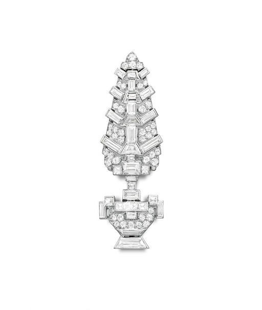AN ART DECO DIAMOND BROOCH