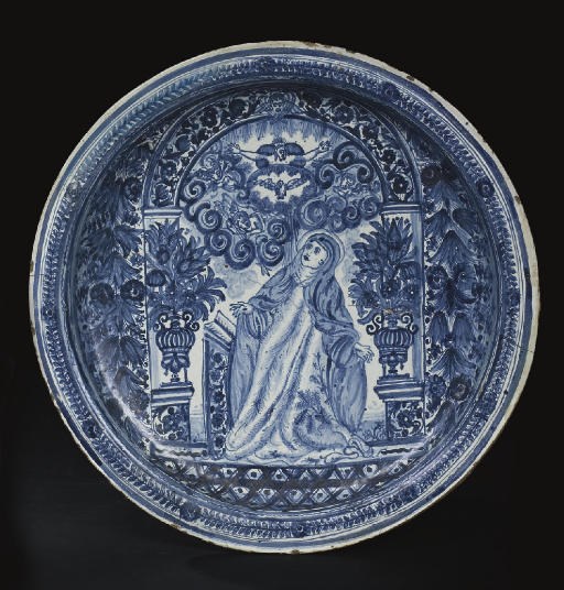 GRAND PLAT CREUX EN FAIENCE PORTUGAISE DU XVIIIEME SIECLE