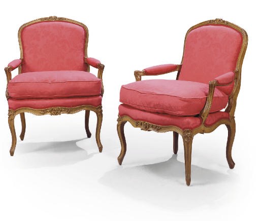 PAIRE DE FAUTEUILS A LA REINE DE STYLE LOUIS XV