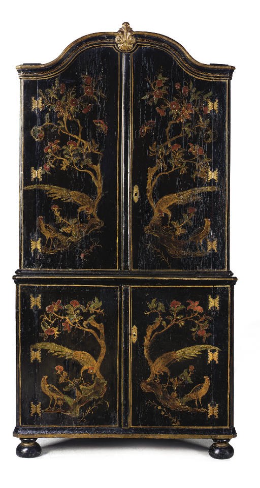 ARMOIRE D'ANGLE HOLLANDAISE DE LA PREMIERE MOITIE DU XVIIIEME SIECLE