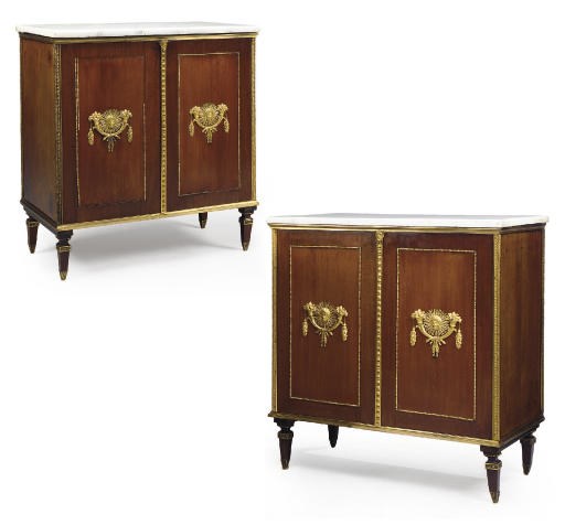 PAIRE DE COMMODES A VANTAUX DE STYLE LOUIS XVI