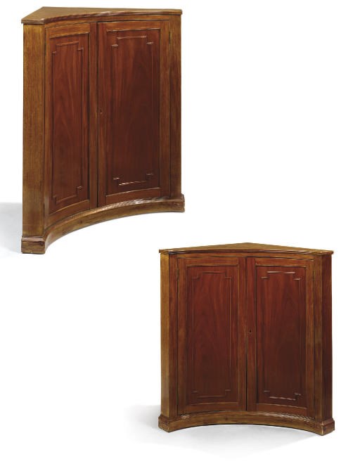 PAIRE D'ENCOIGNURES DU XIXEME SIECLE