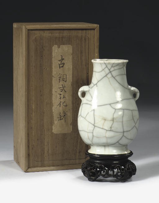 A crackle-glazed vase, hu