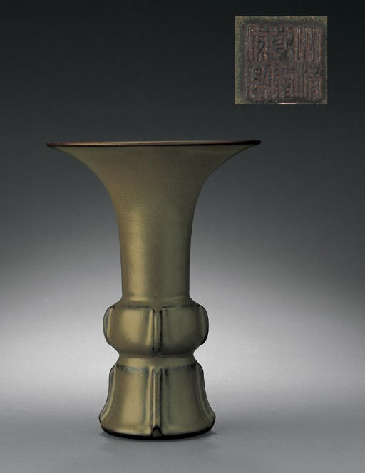 A FINE AND VERY RARE TEADUST-GLAZED BEAKER VASE, GU
