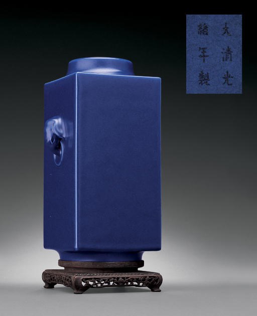 A FINE BLUE-GLAZED ARCHAISTIC SQUARE VASE, CONG