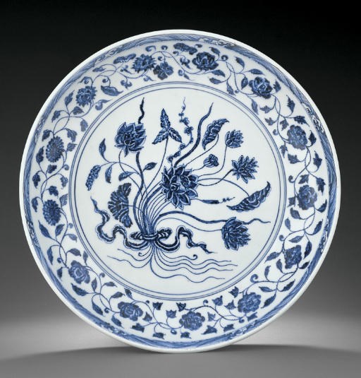A FINE AND RARE EARLY MING BLUE AND WHITE 'LOTUS BOUQUET' DISH