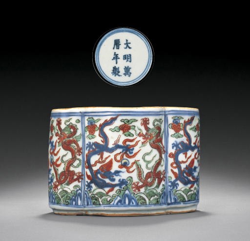 A LATE MING WUCAI LOBED 'DRAGON' BOX