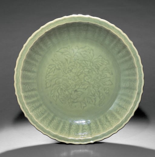 A FINE AND RARE LARGE LONGQUAN CELADON BARBED 'PEONY' DISH