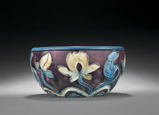 AN UNUSUAL FAHUA SHALLOW GLOBULAR BOWL