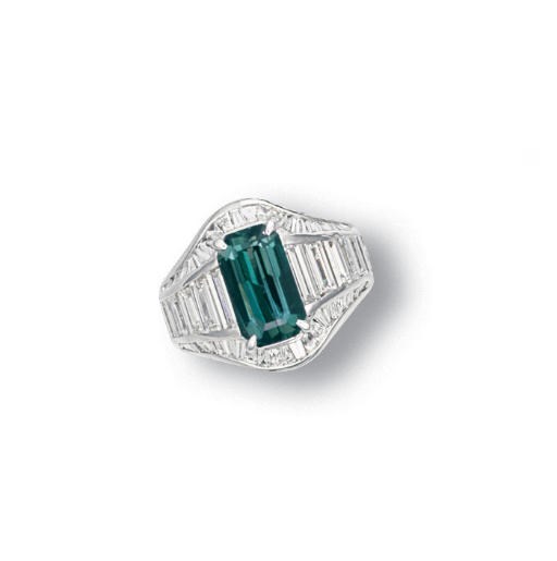 AN ALEXANDRITE AND DIAMOND RING