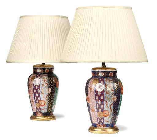 A PAIR OF JAPANESE FUKUGAWA PATTERN PORCELAIN TABLE LAMPS
