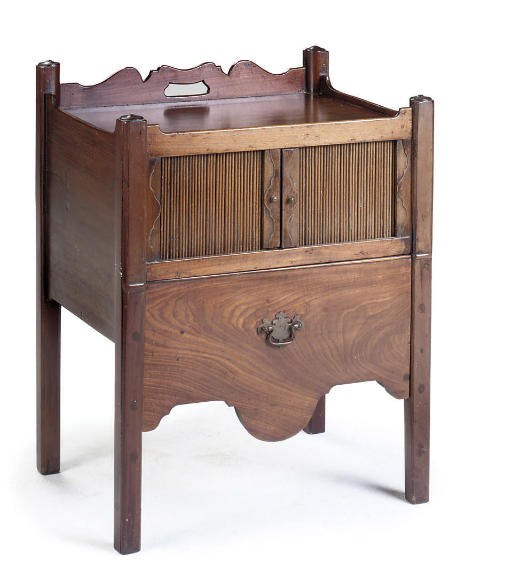 A GEORGE III MAHOGANY BEDSIDE COMMODE