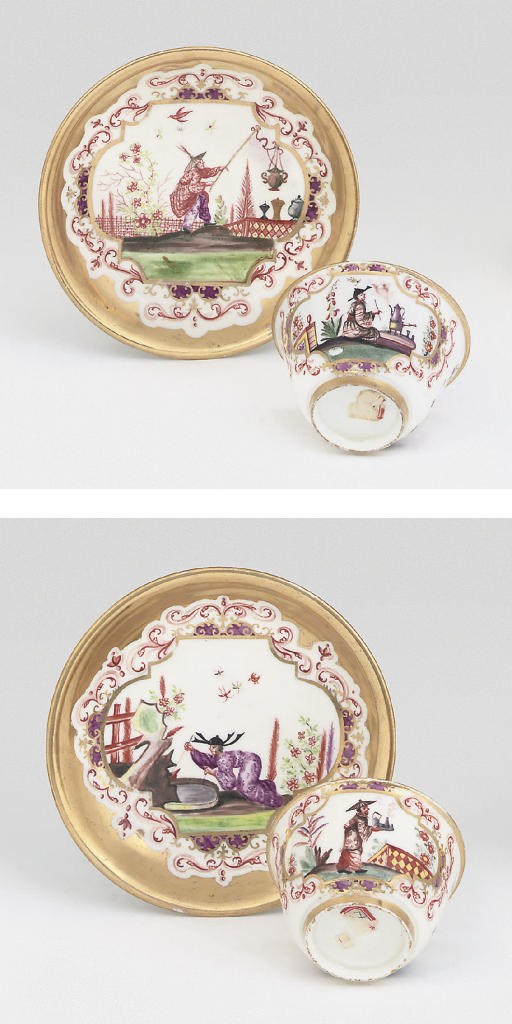A PAIR OF MEISSEN HAUSMALEREI GOLD-GROUND CHINOISERIE TEABOWLS AND SAUCERS
