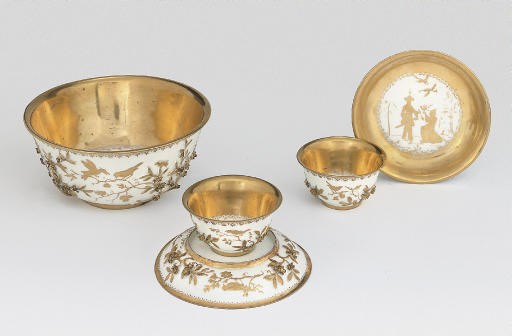 A BÖTTGER GOLDCHINESEN BOWL, TWO TEABOWLS AND SAUCERS