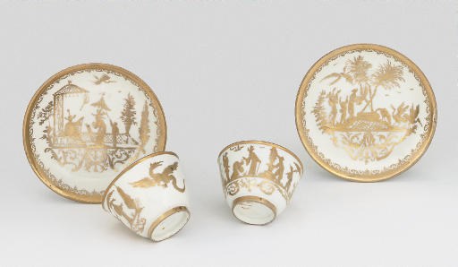 A PAIR OF MEISSEN GOLDCHINESEN TEABOWLS AND SAUCERS