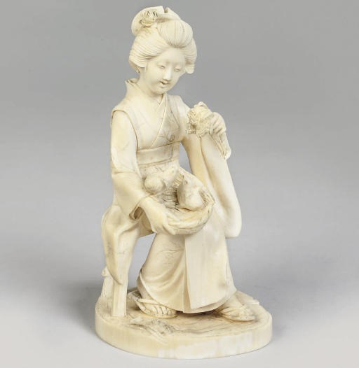 A Japanese okimono of a Bijin, signed Ryozan, Meiji Period (1868-1912)