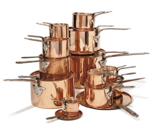 A collection of twelve various graduated copper saucepans and two covers