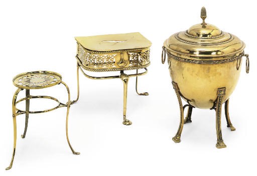 AN ENGLISH BRASS URN-SHAPED COAL BIN ON FOUR LEGS