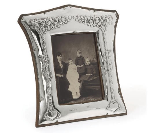 AN EDWARDIAN ART NOUVEAU SILVER PHOTOGRAPH FRAME,