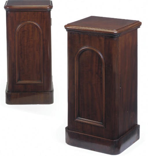 A PAIR OF MAHOGANY BEDSIDE CABINETS