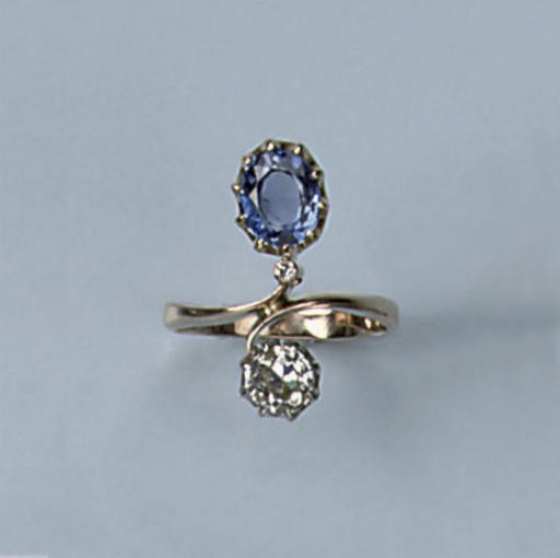 A SAPPHIRE AND DIAMOND RING