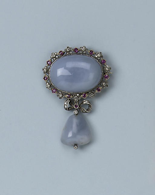 A CHALCEDONY, RUBY AND DIAMOND BROOCH