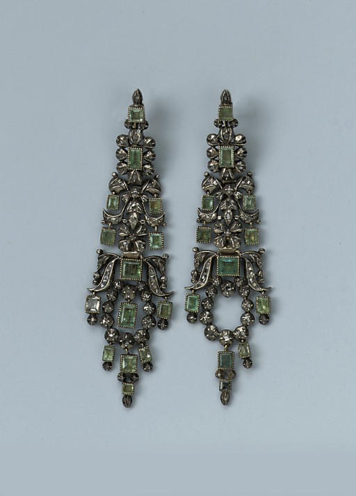 A PAIR OF ANTIQUE EMERALD AND DIAMOND EARRINGS