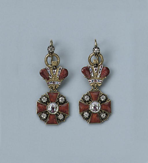 A PAIR OF ENAMEL EARRINGS