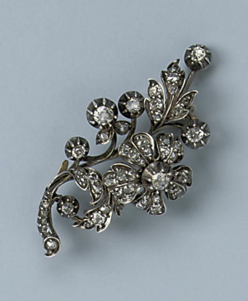 AN ANTIQUE DIAMOND BROOCH