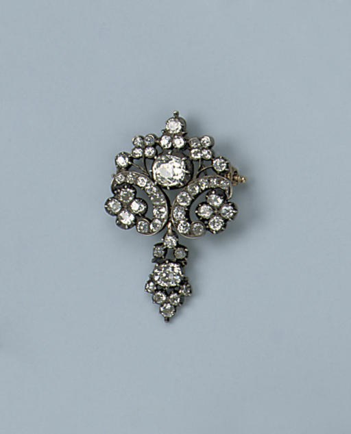 AN ANTIQUE OLD CUT DIAMOND BROOCH