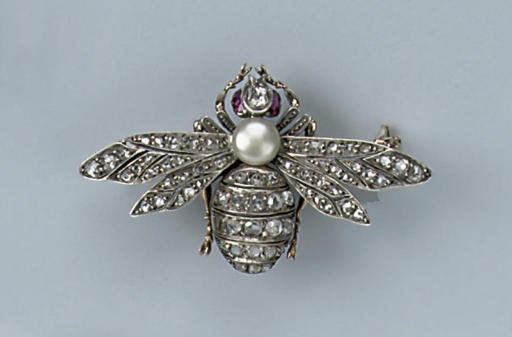 AN ANTIQUE GEM-SET BEE BROOCH