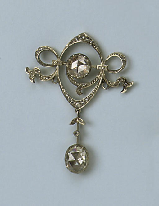 AN ANTIQUE ROSE CUT DIAMOND PENDANT ON CHAIN